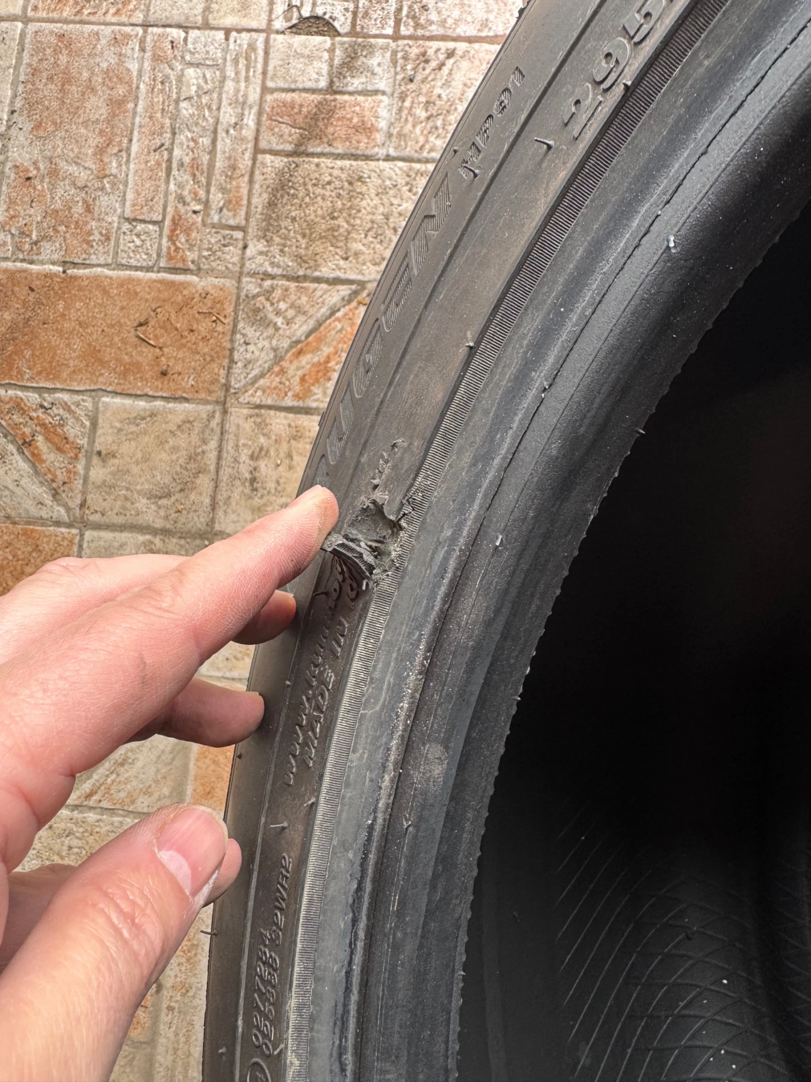 Гуми Летни 295/35R21, снимка 6 - Гуми и джанти - 54090967