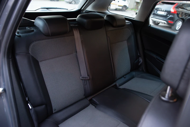 Opel Astra 1.6CDTI * FACE* , снимка 17 - Автомобили и джипове - 53126492