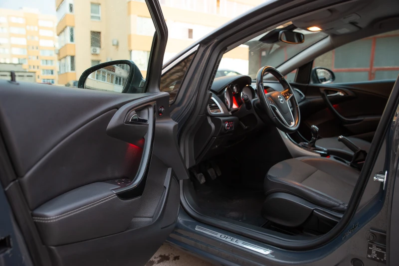 Opel Astra 1.6CDTI * FACE* , снимка 6 - Автомобили и джипове - 53126492