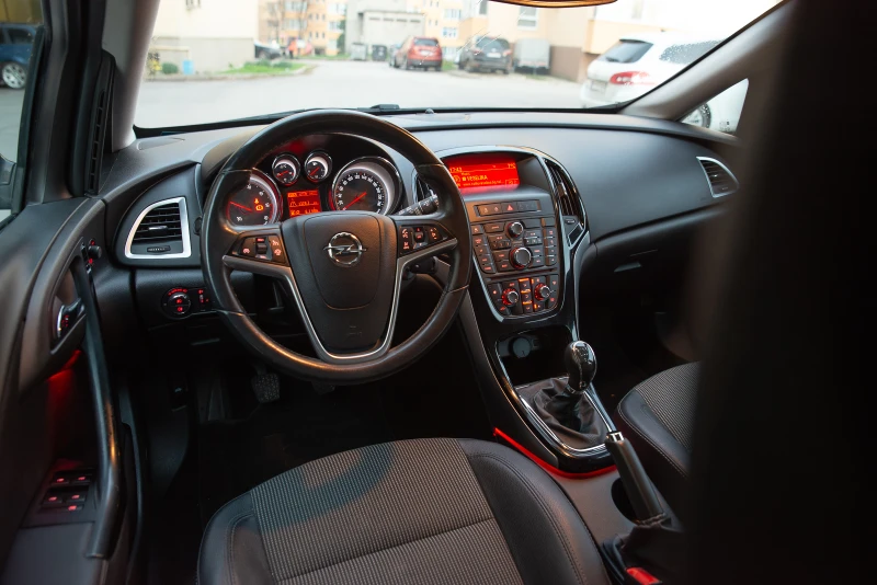 Opel Astra 1.6CDTI * FACE* , снимка 13 - Автомобили и джипове - 53126492