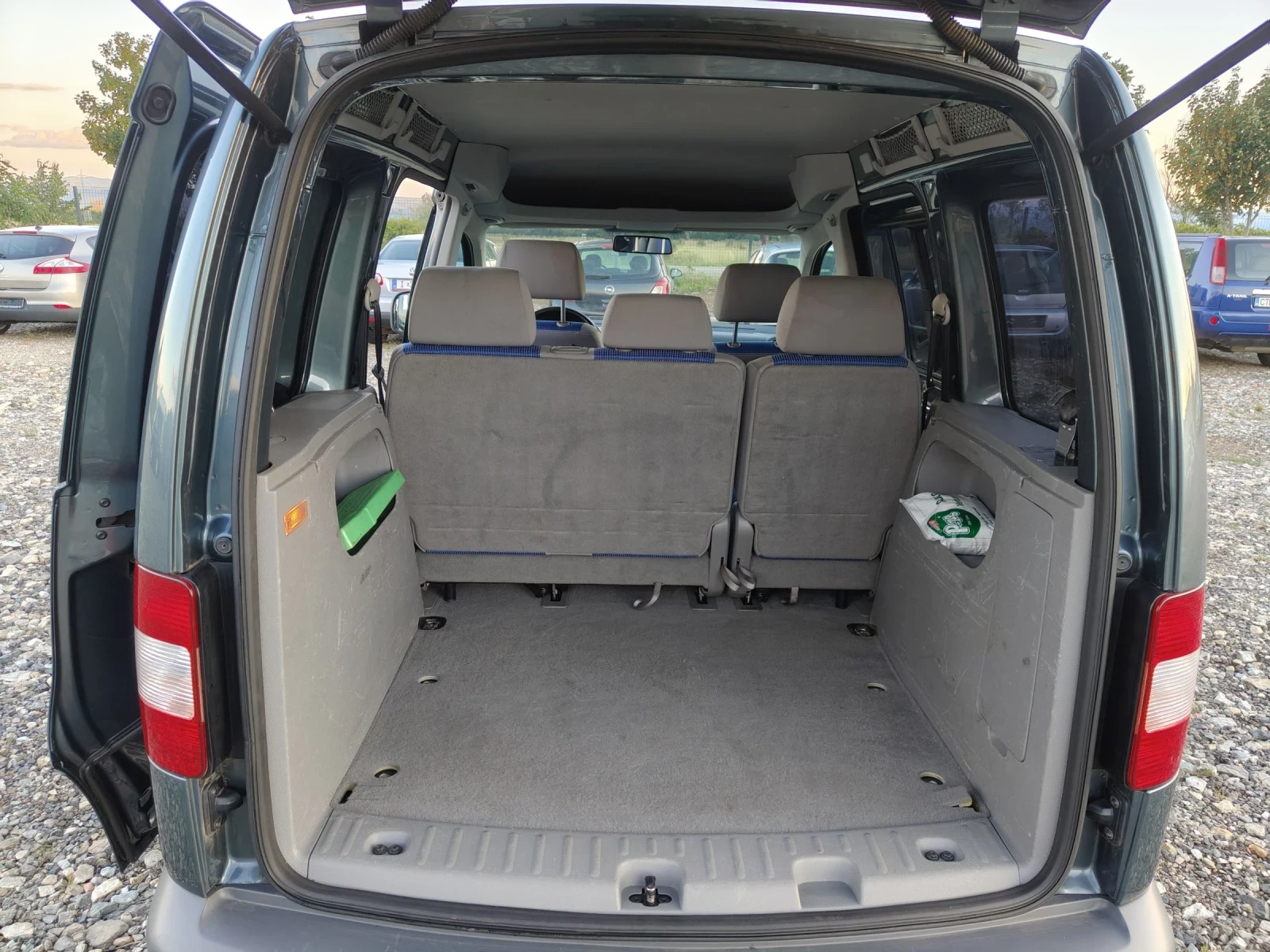 VW Caddy 1.6 102, снимка 15 - Автомобили и джипове - 54896172