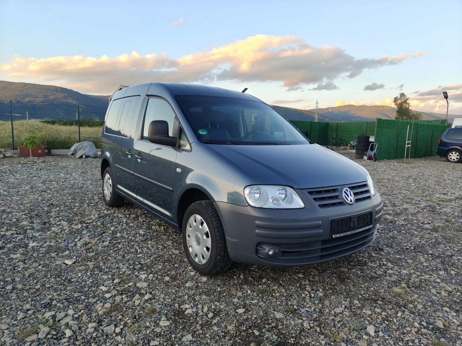 VW Caddy 1.6 102, снимка 8 - Автомобили и джипове - 54896172