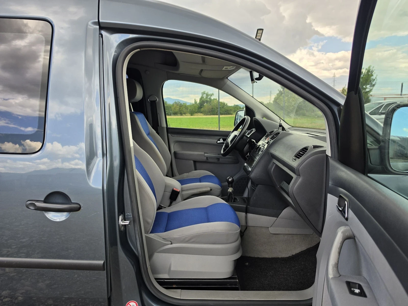 VW Caddy 1.6 102, снимка 14 - Автомобили и джипове - 54896172
