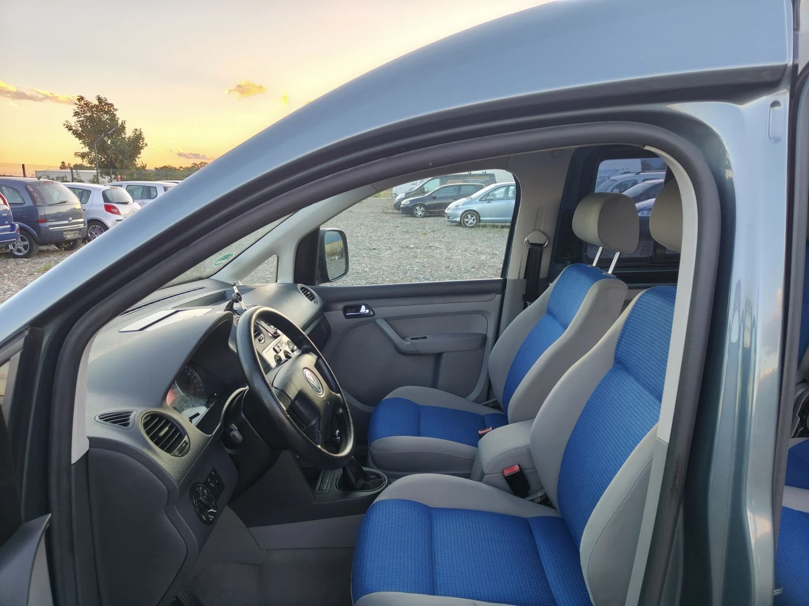 VW Caddy 1.6 102, снимка 11 - Автомобили и джипове - 54896172