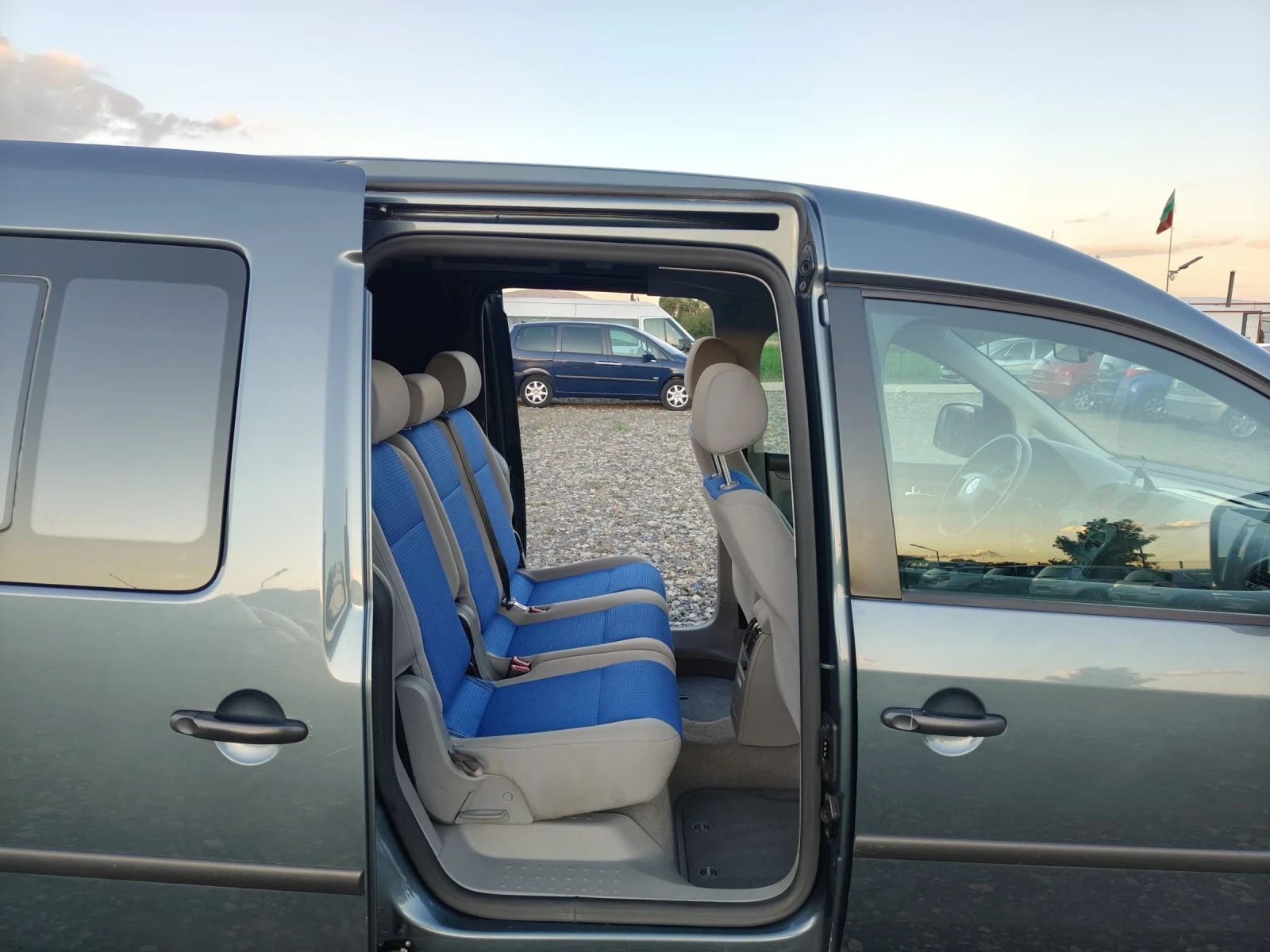 VW Caddy 1.6 102, снимка 14 - Автомобили и джипове - 54896172