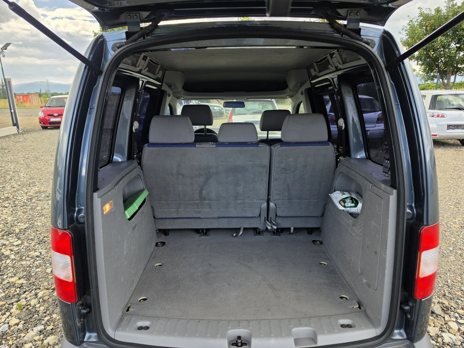VW Caddy 1.6 102, снимка 16 - Автомобили и джипове - 54896172