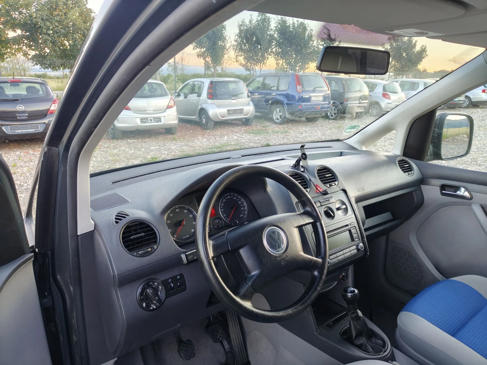 VW Caddy 1.6 102, снимка 10 - Автомобили и джипове - 54896172