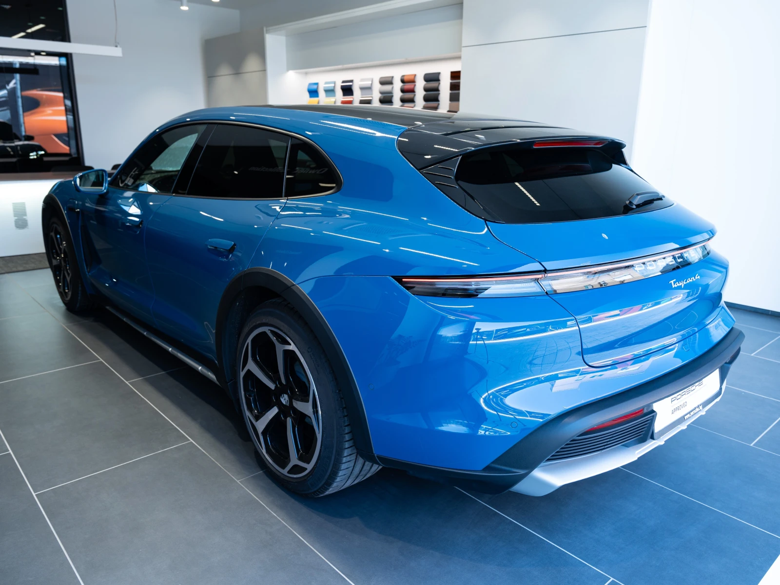 Porsche Taycan 4 Cross Turismo - изображение 2