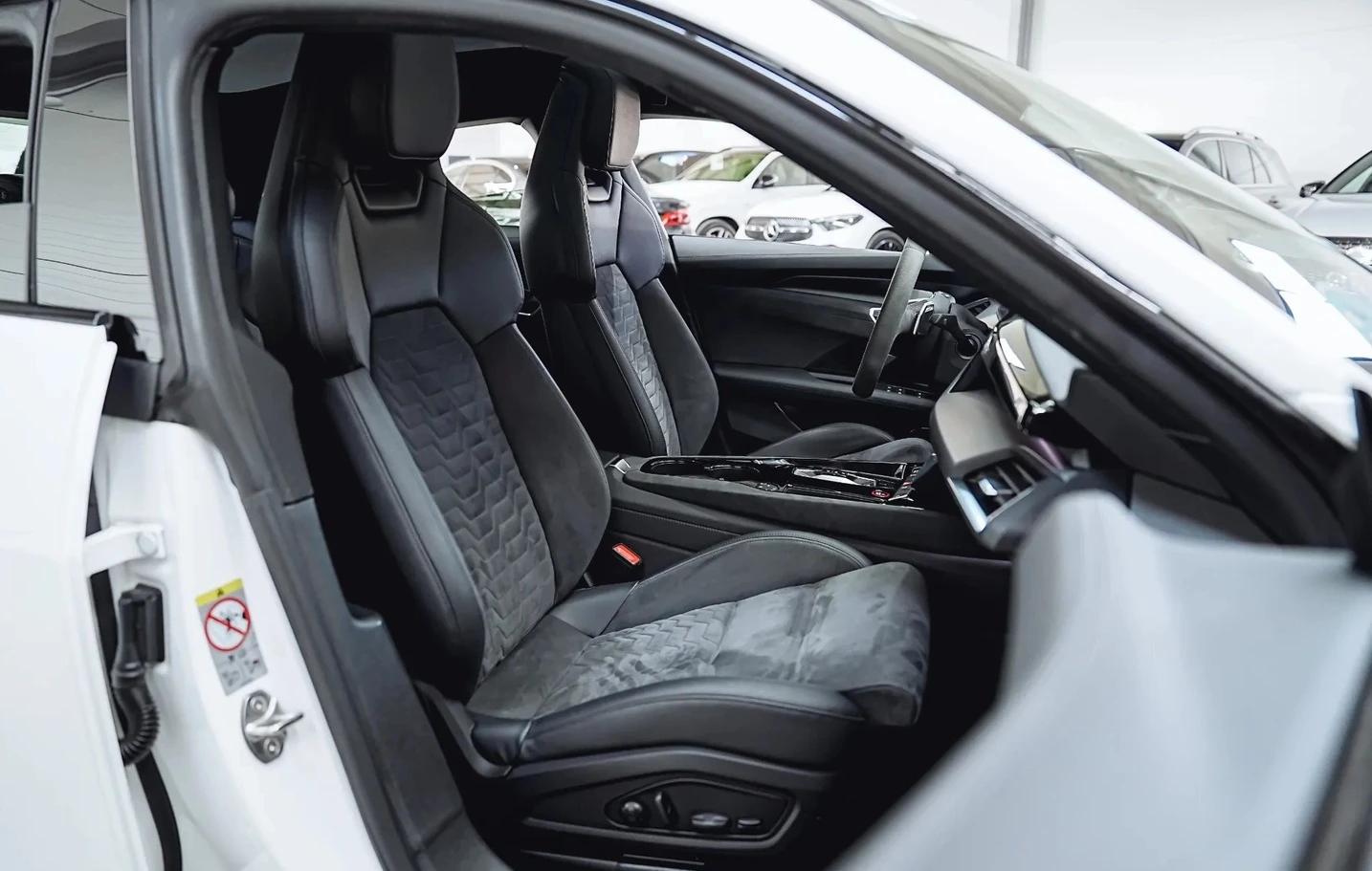 Audi E-Tron GT Quattro, снимка 6 - Автомобили и джипове - 54735751