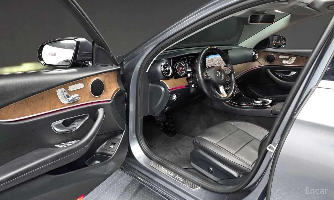 Mercedes-Benz E 300 * ФИКСИРАНА ЦЕНА ДО БЪЛГАРИЯ * АВТОКРЕДИТ, снимка 11 - Автомобили и джипове - 55399117