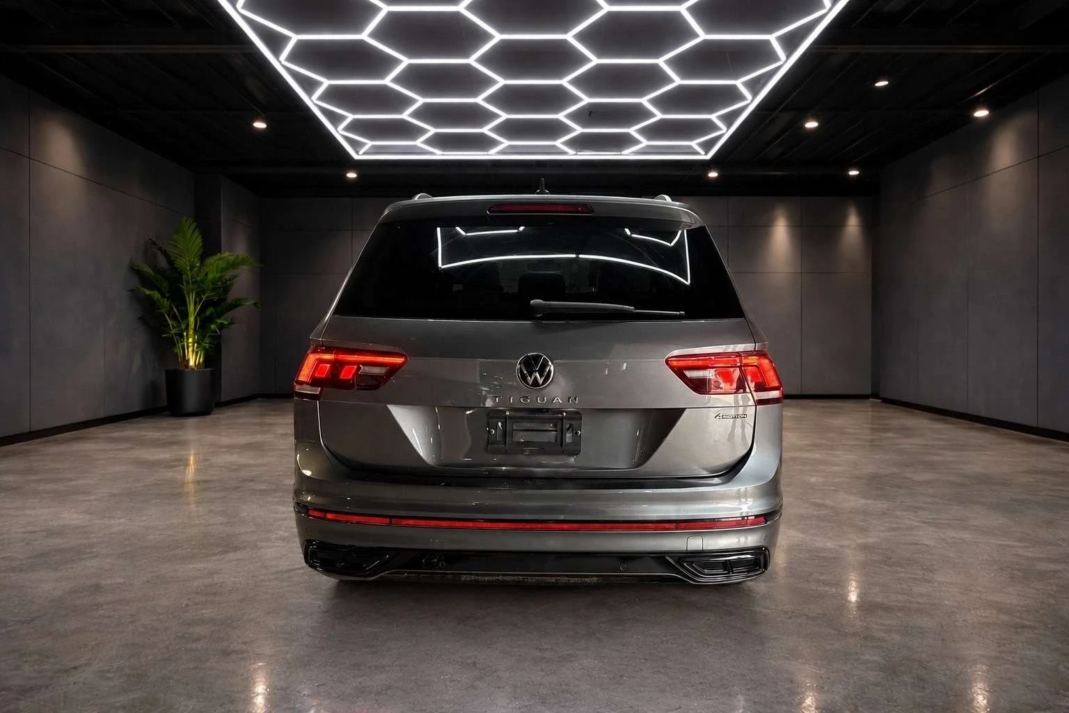 VW Tiguan R-Line / Black edition / 4x4 / Кожа /, снимка 4 - Автомобили и джипове - 55408651