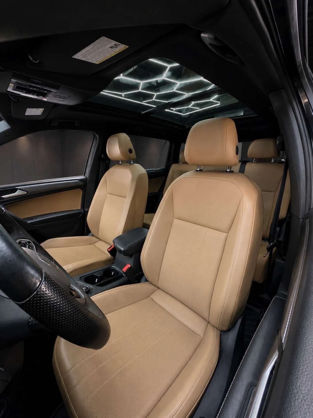 VW Tiguan R-Line / Black edition / 4x4 / Кожа /, снимка 12 - Автомобили и джипове - 55408651