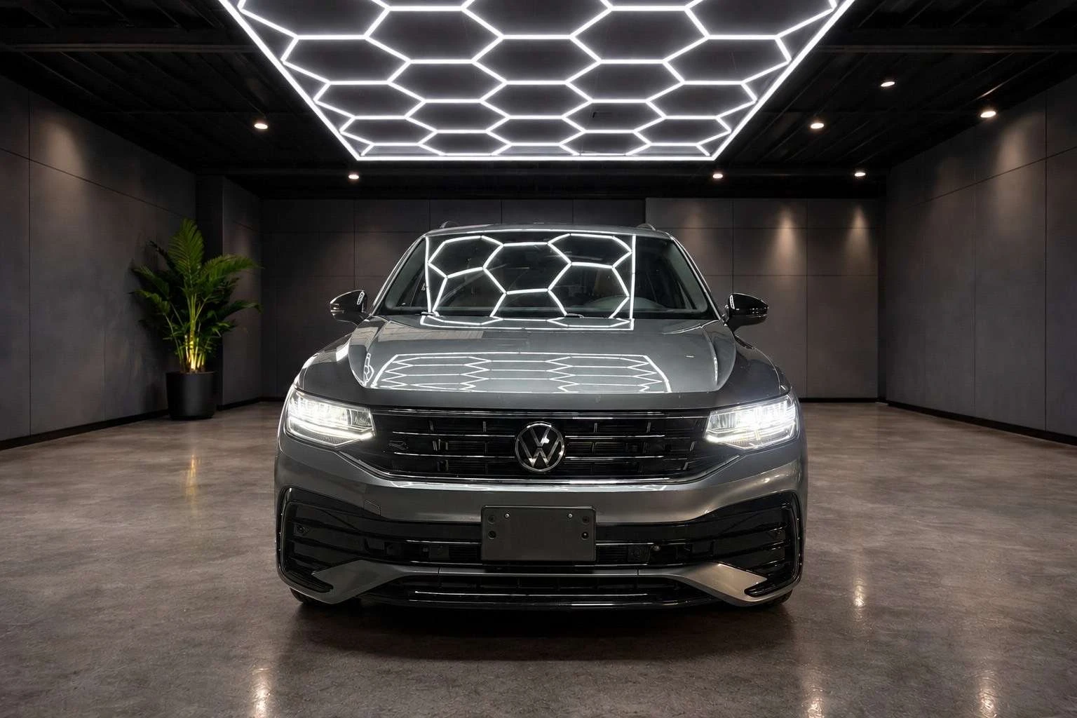 VW Tiguan R-Line / Black edition / 4x4 / Кожа /, снимка 2 - Автомобили и джипове - 55408651