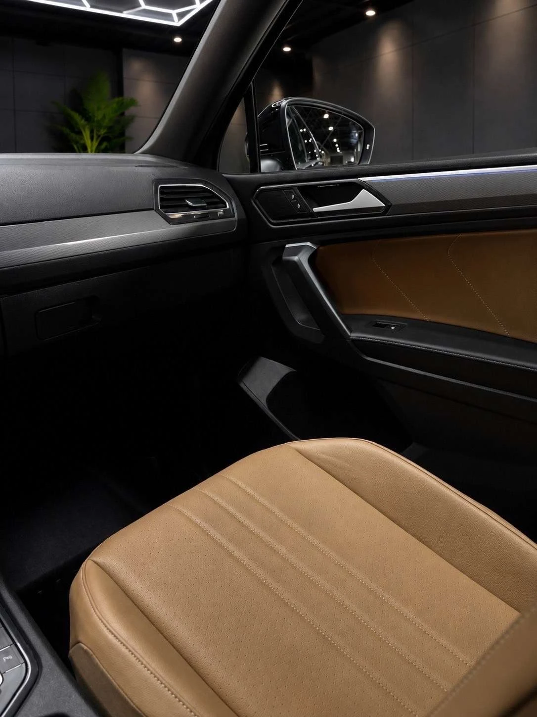 VW Tiguan R-Line / Black edition / 4x4 / Кожа /, снимка 9 - Автомобили и джипове - 55408651