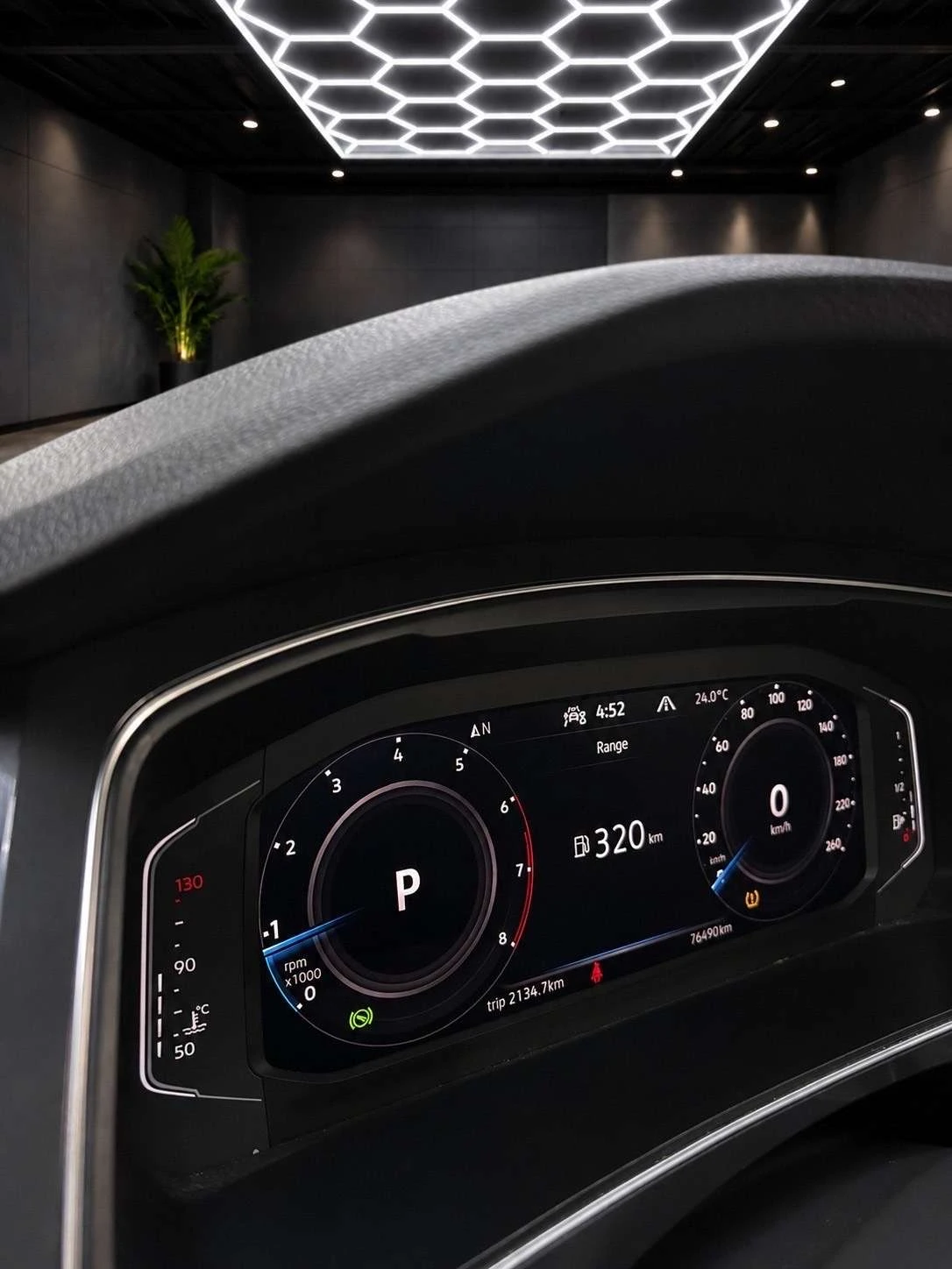 VW Tiguan R-Line / Black edition / 4x4 / Кожа /, снимка 11 - Автомобили и джипове - 55408651