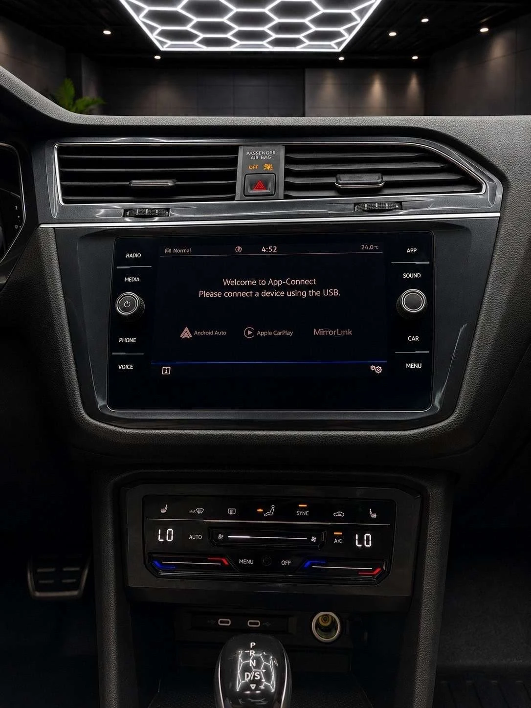 VW Tiguan R-Line / Black edition / 4x4 / Кожа /, снимка 10 - Автомобили и джипове - 55408651