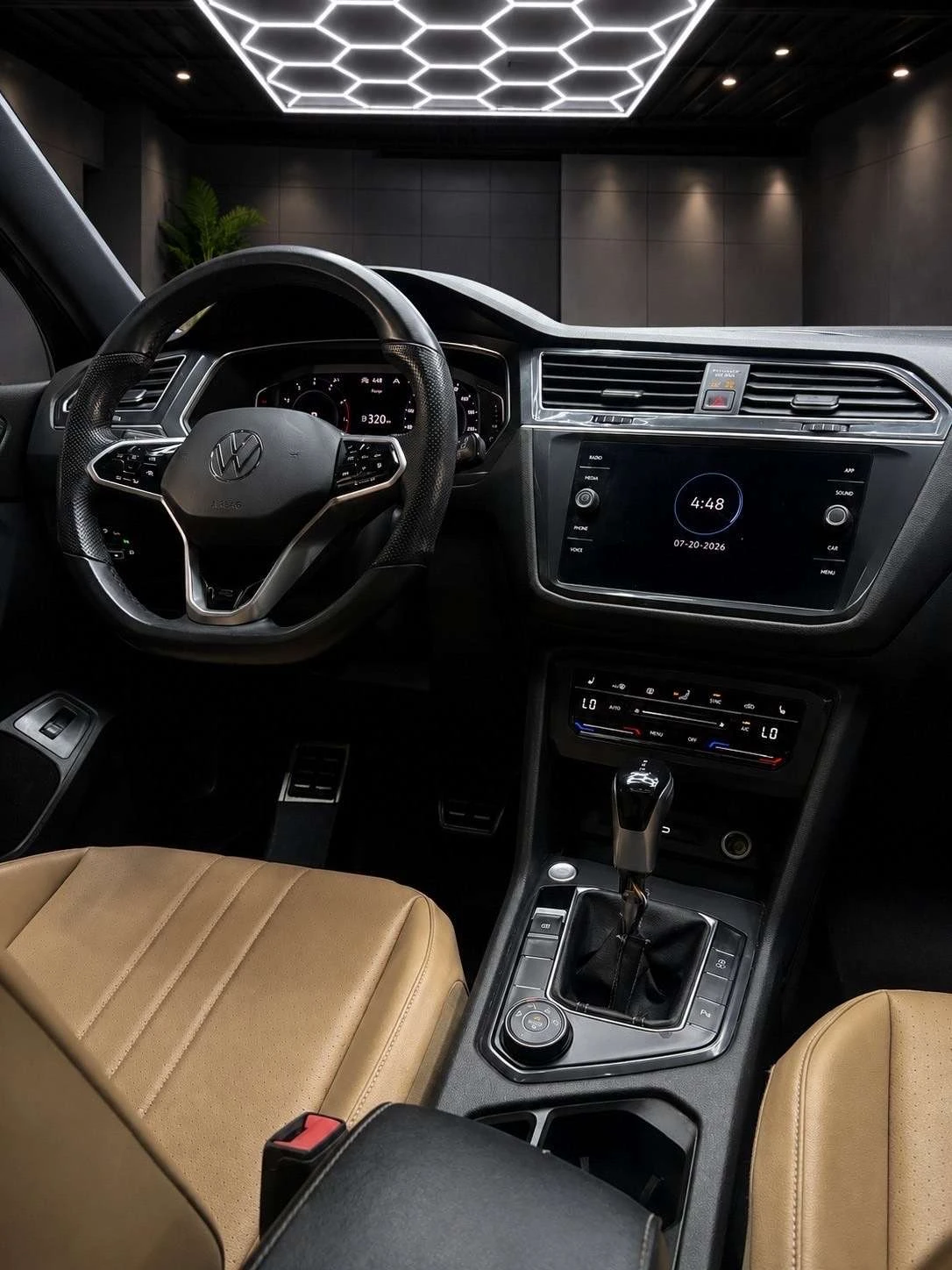VW Tiguan R-Line / Black edition / 4x4 / Кожа /, снимка 8 - Автомобили и джипове - 55408651