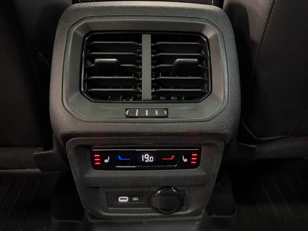 VW Tiguan R-line* 4Motion* 360* Distr* Обдух* Carplay* Pano*, снимка 14 - Автомобили и джипове - 55523250