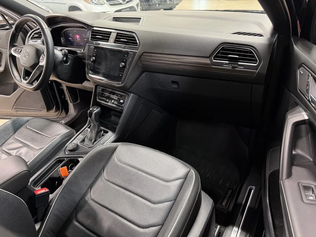 VW Tiguan R-line* 4Motion* 360* Distr* Обдух* Carplay* Pano*, снимка 16 - Автомобили и джипове - 55523250