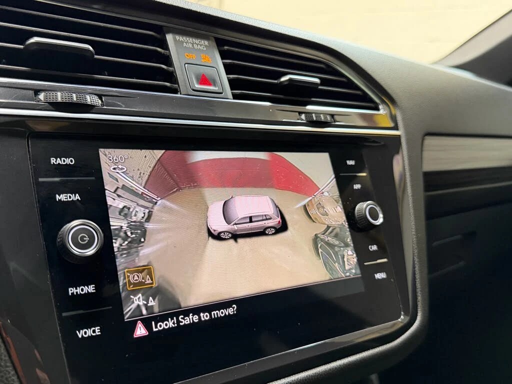 VW Tiguan R-line* 4Motion* 360* Distr* Обдух* Carplay* Pano*, снимка 11 - Автомобили и джипове - 55523250