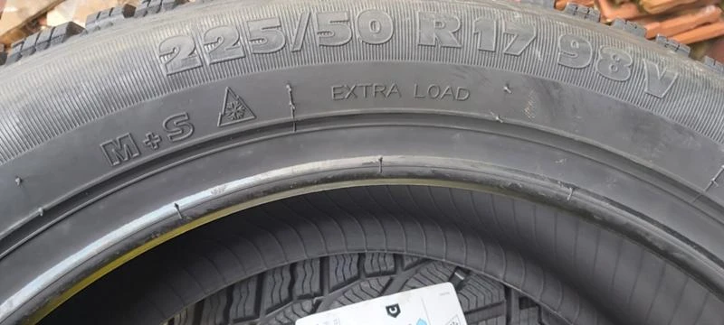 Гуми Зимни 225/50R17, снимка 4 - Гуми и джанти - 35148125