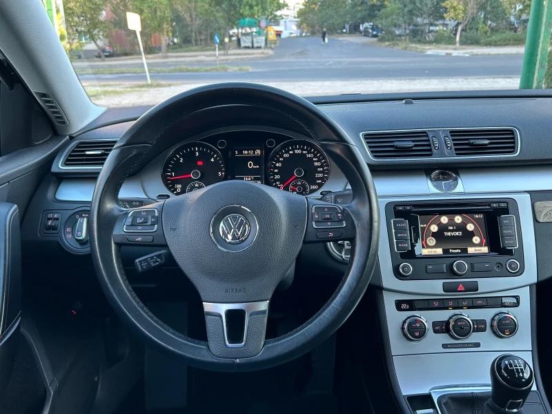 VW Passat 1.6 TDI, снимка 8 - Автомобили и джипове - 47439843