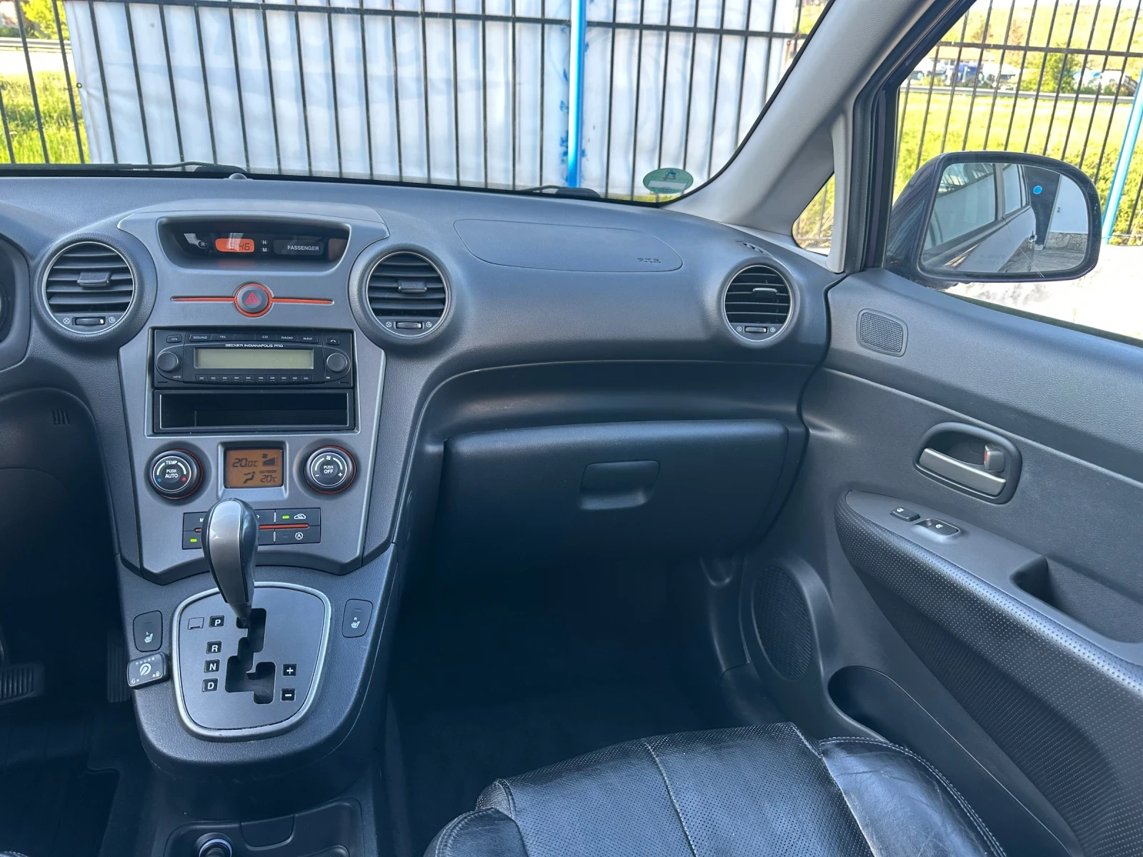 Kia Carens 2.0 Автоматик, снимка 9 - Автомобили и джипове - 54336128