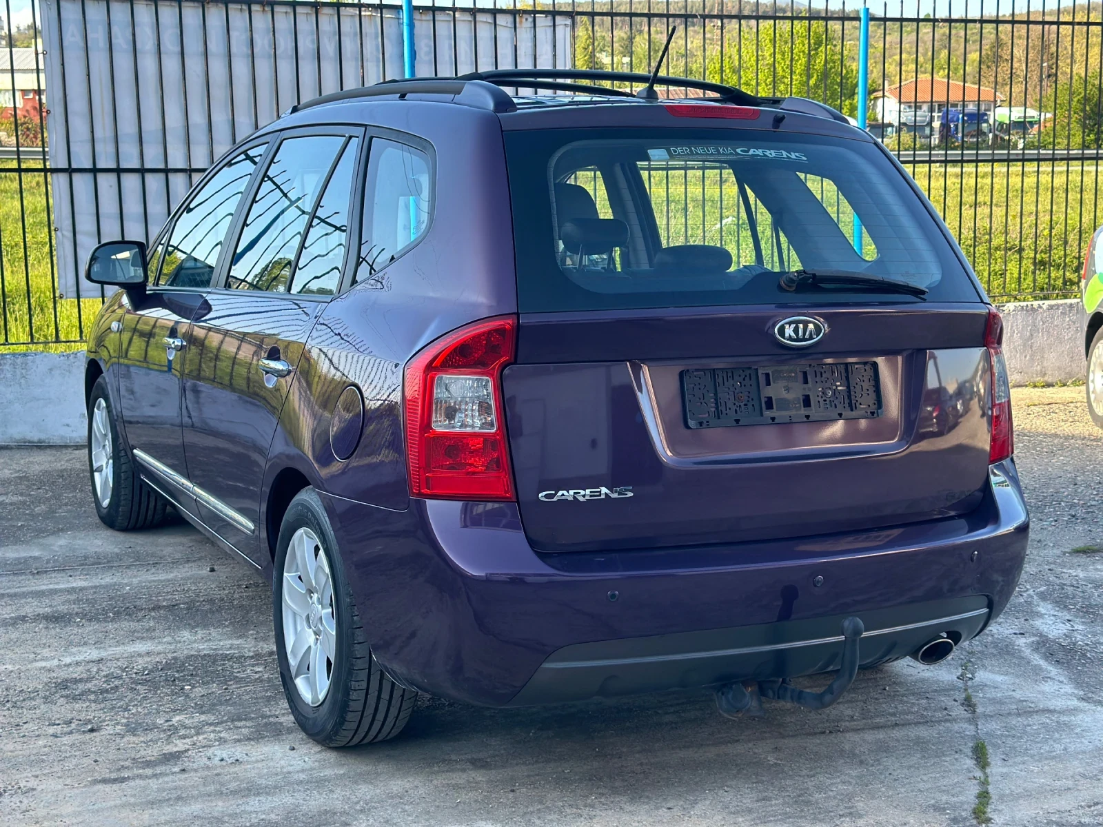 Kia Carens 2.0 Автоматик, снимка 4 - Автомобили и джипове - 54336128