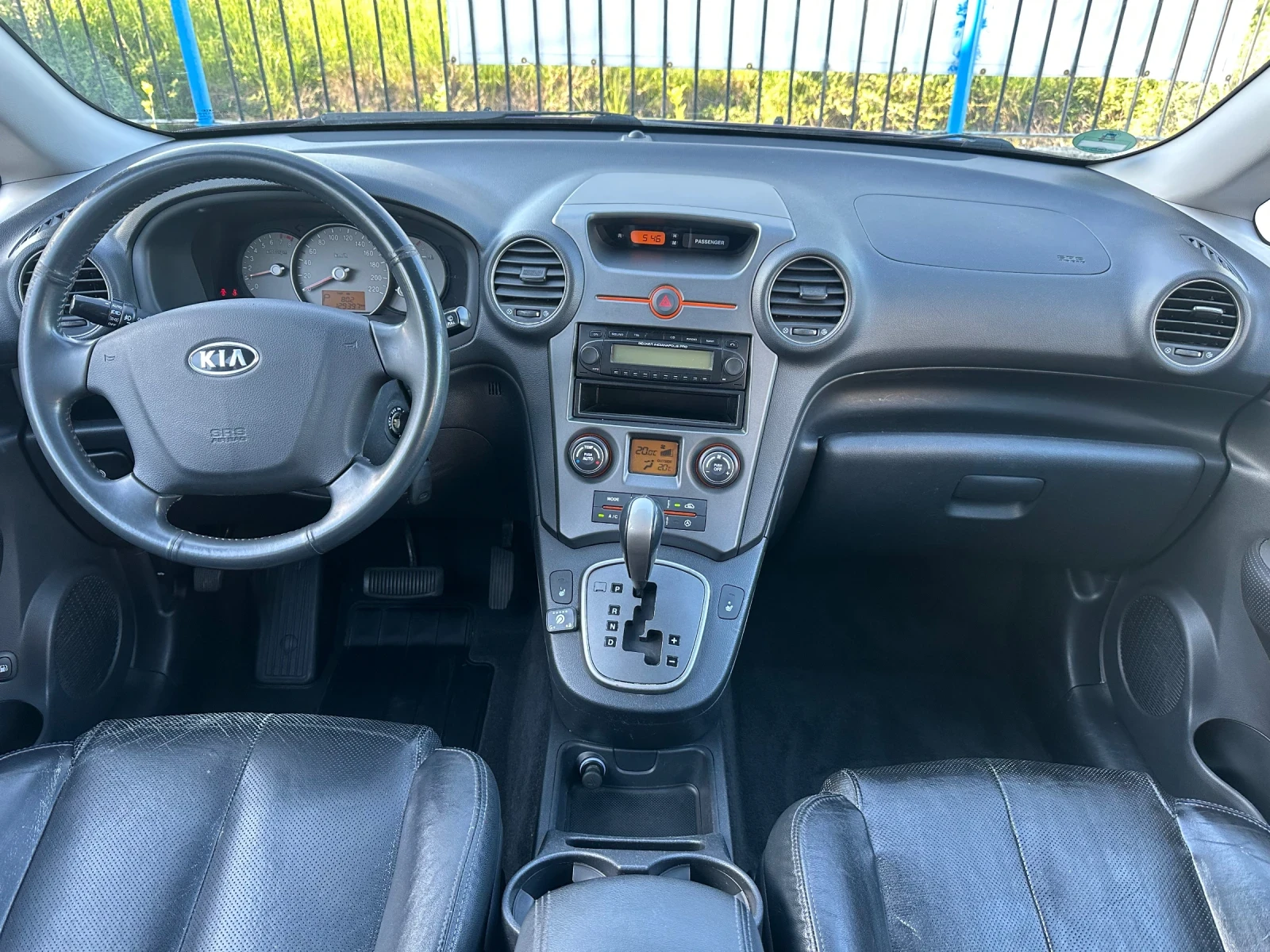 Kia Carens 2.0 Автоматик, снимка 7 - Автомобили и джипове - 54336128