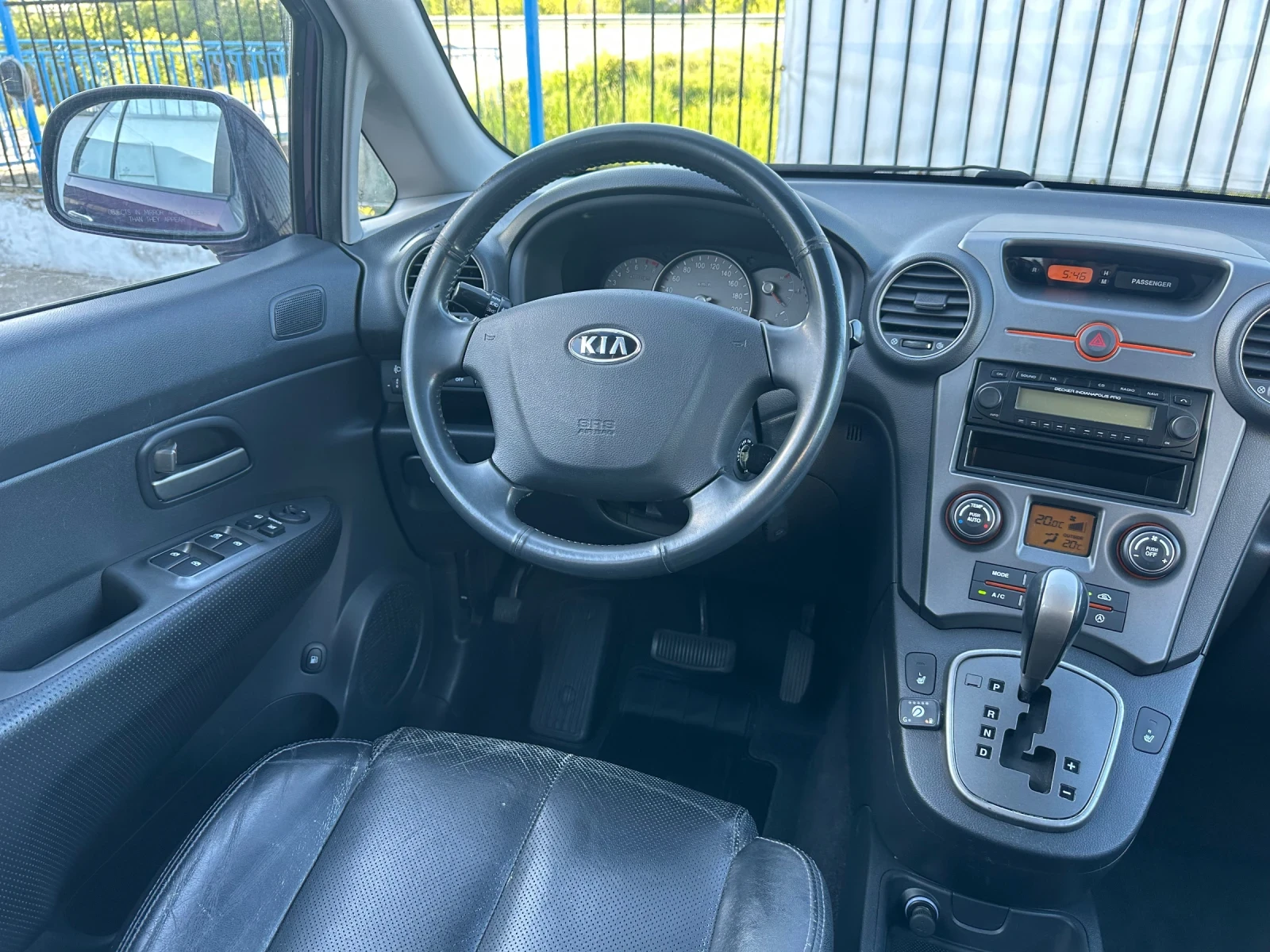 Kia Carens 2.0 Автоматик, снимка 8 - Автомобили и джипове - 54336128