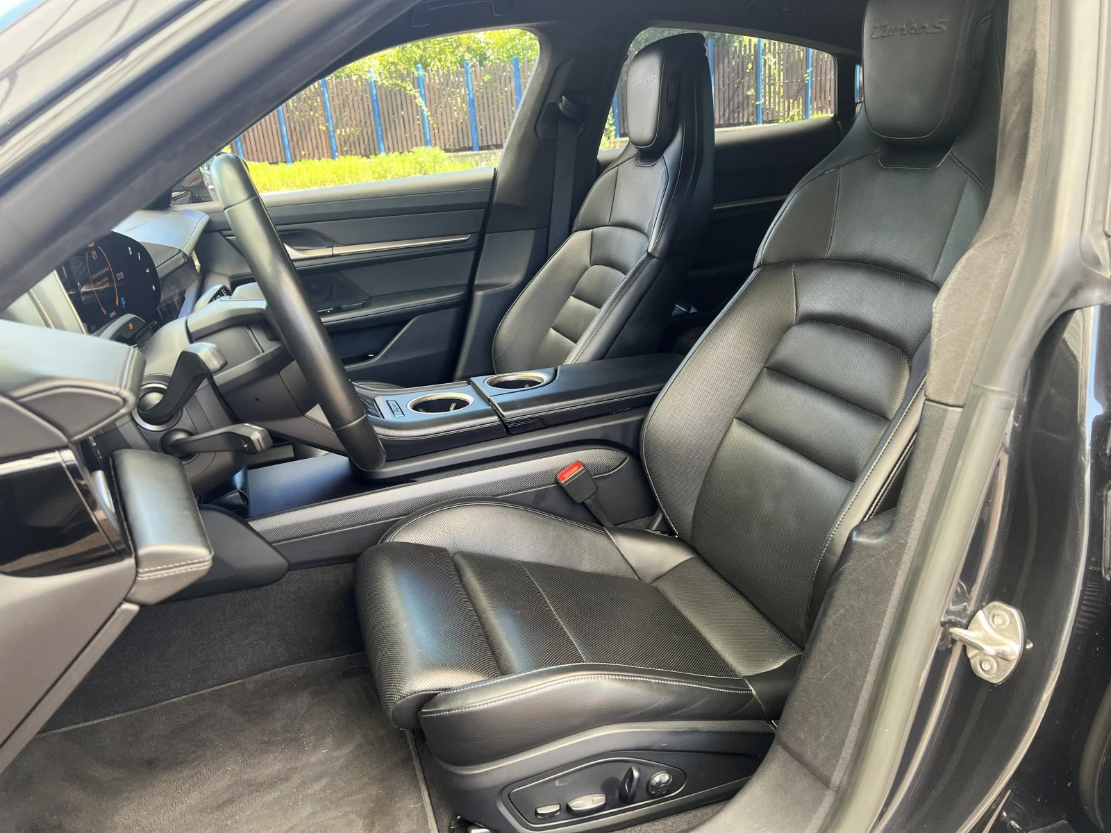 Porsche Taycan TURBO S / CARBON / CERAMIC / SPORT CHRONO / BOSE /, снимка 8 - Автомобили и джипове - 55725464