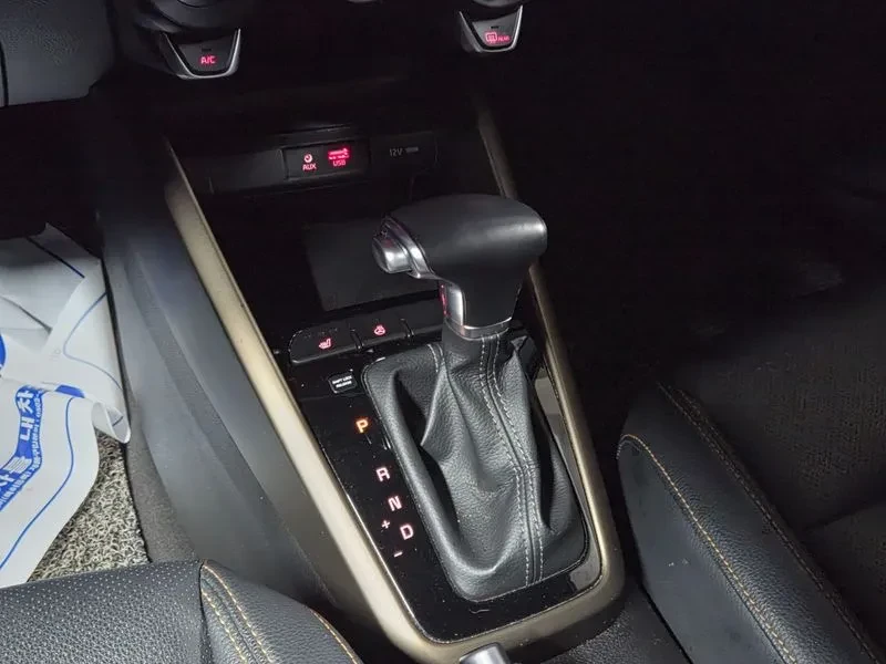 Kia Stonic 1.6 TRENDY, снимка 9 - Автомобили и джипове - 55262409