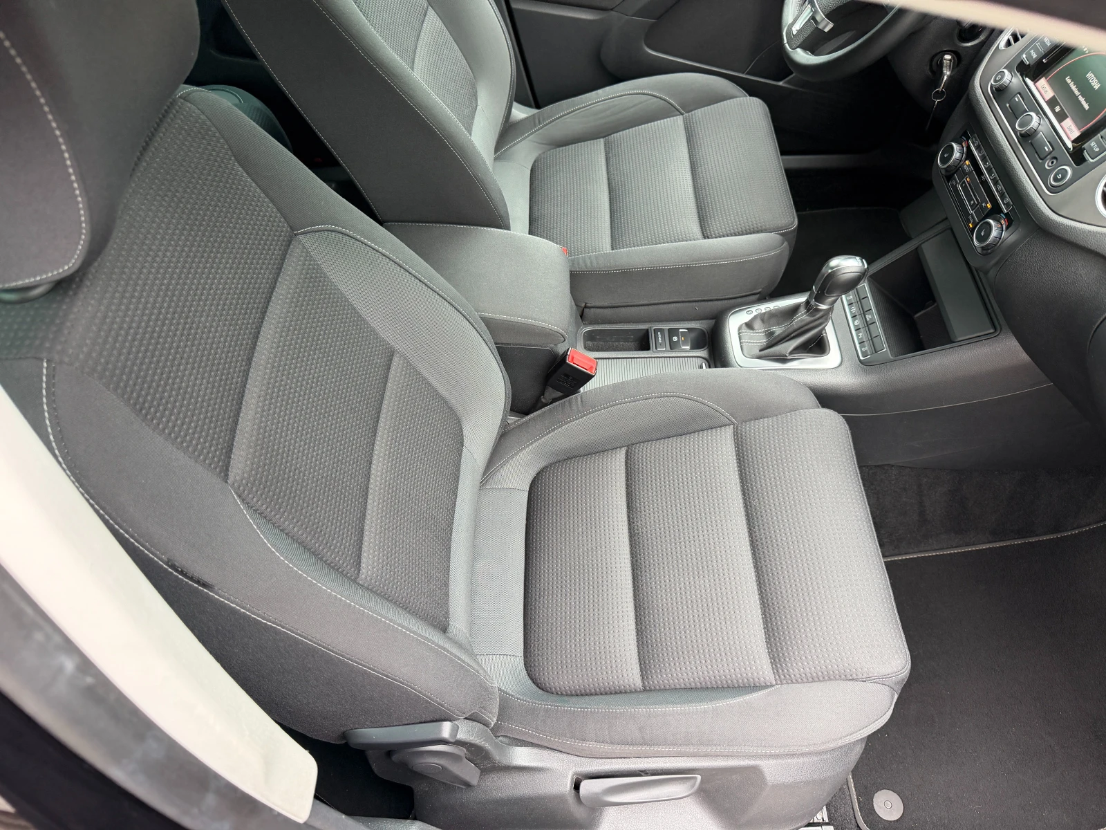 VW Tiguan 2.0TDI-140к.с* 4x4* ПЪЛНА СЕРВИЗНА ИСТОРИЯ, снимка 12 - Автомобили и джипове - 55001679