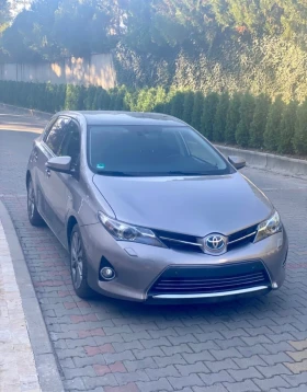 Toyota Auris 1.8 HYBRID с история, втори собственик , снимка 1