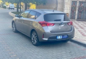 Toyota Auris 1.8 HYBRID с история, втори собственик , снимка 3