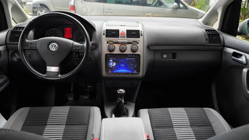 VW Touran, снимка 8 - Автомобили и джипове - 51600098