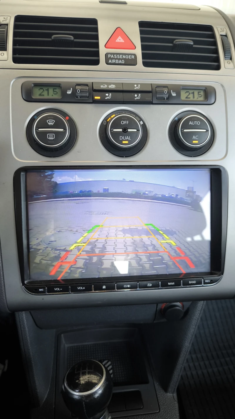 VW Touran, снимка 13 - Автомобили и джипове - 51600098