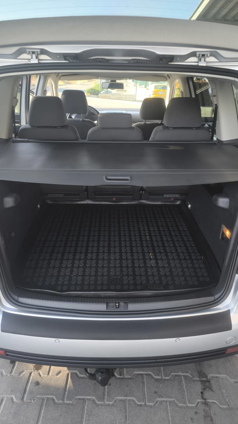 VW Touran, снимка 17 - Автомобили и джипове - 51600098