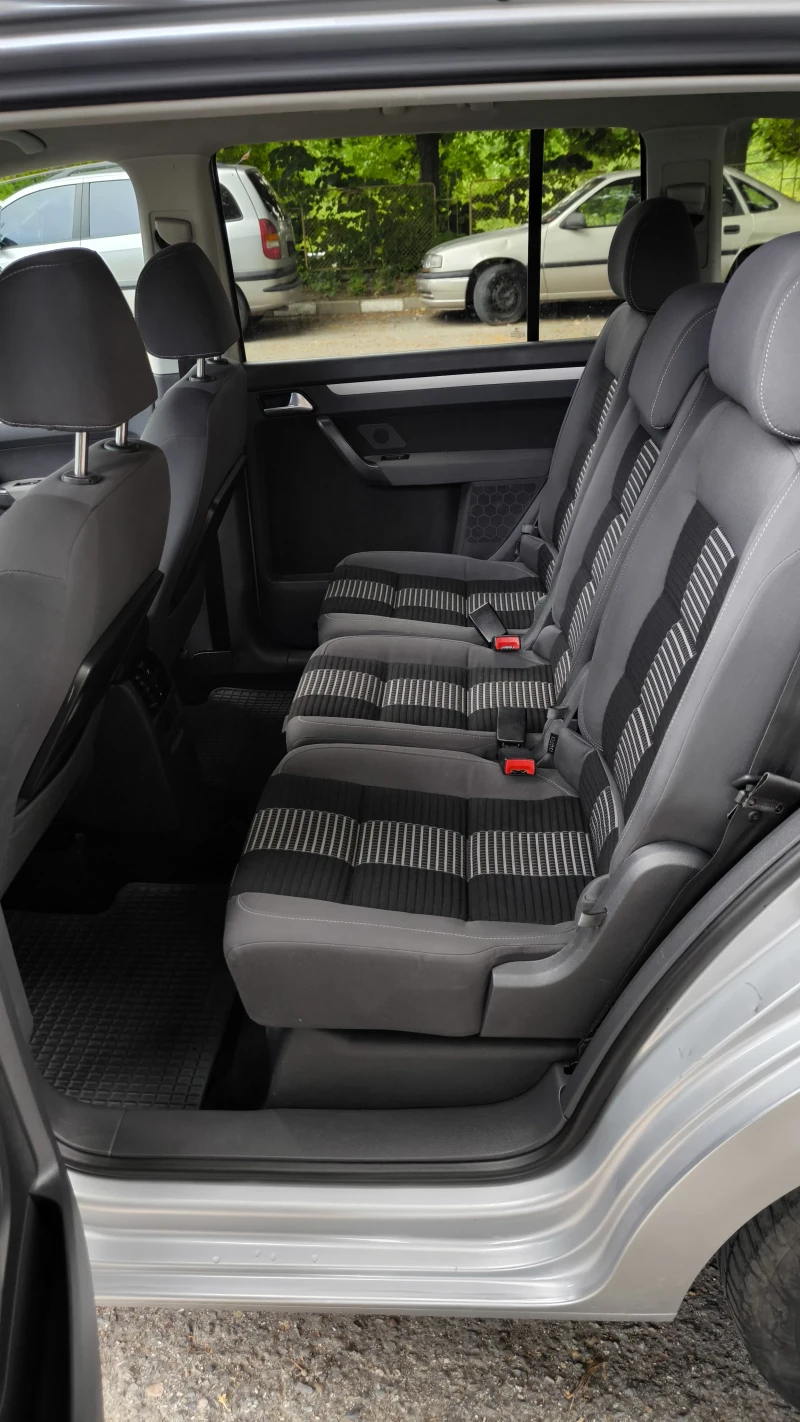 VW Touran, снимка 11 - Автомобили и джипове - 51600098