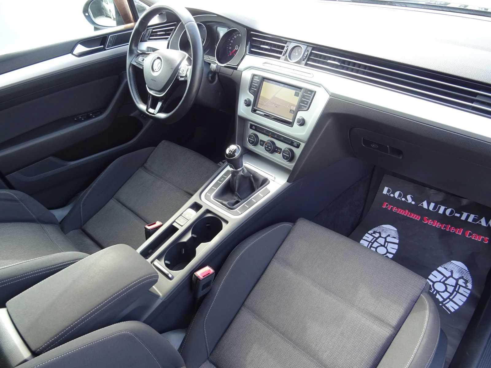 VW Passat 2.0TDI ComfortLine, снимка 14 - Автомобили и джипове - 53902427