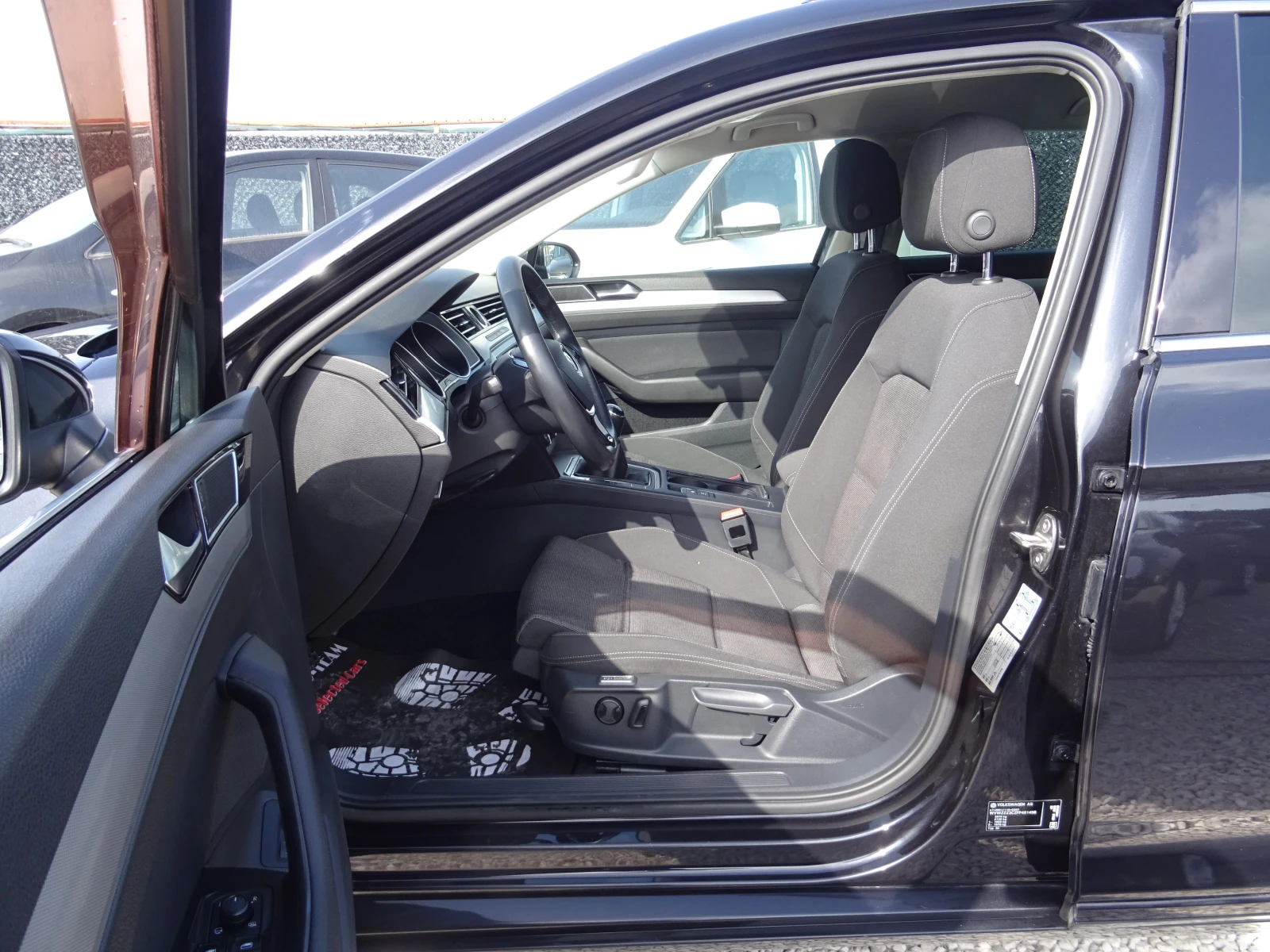 VW Passat 2.0TDI ComfortLine, снимка 10 - Автомобили и джипове - 53902427