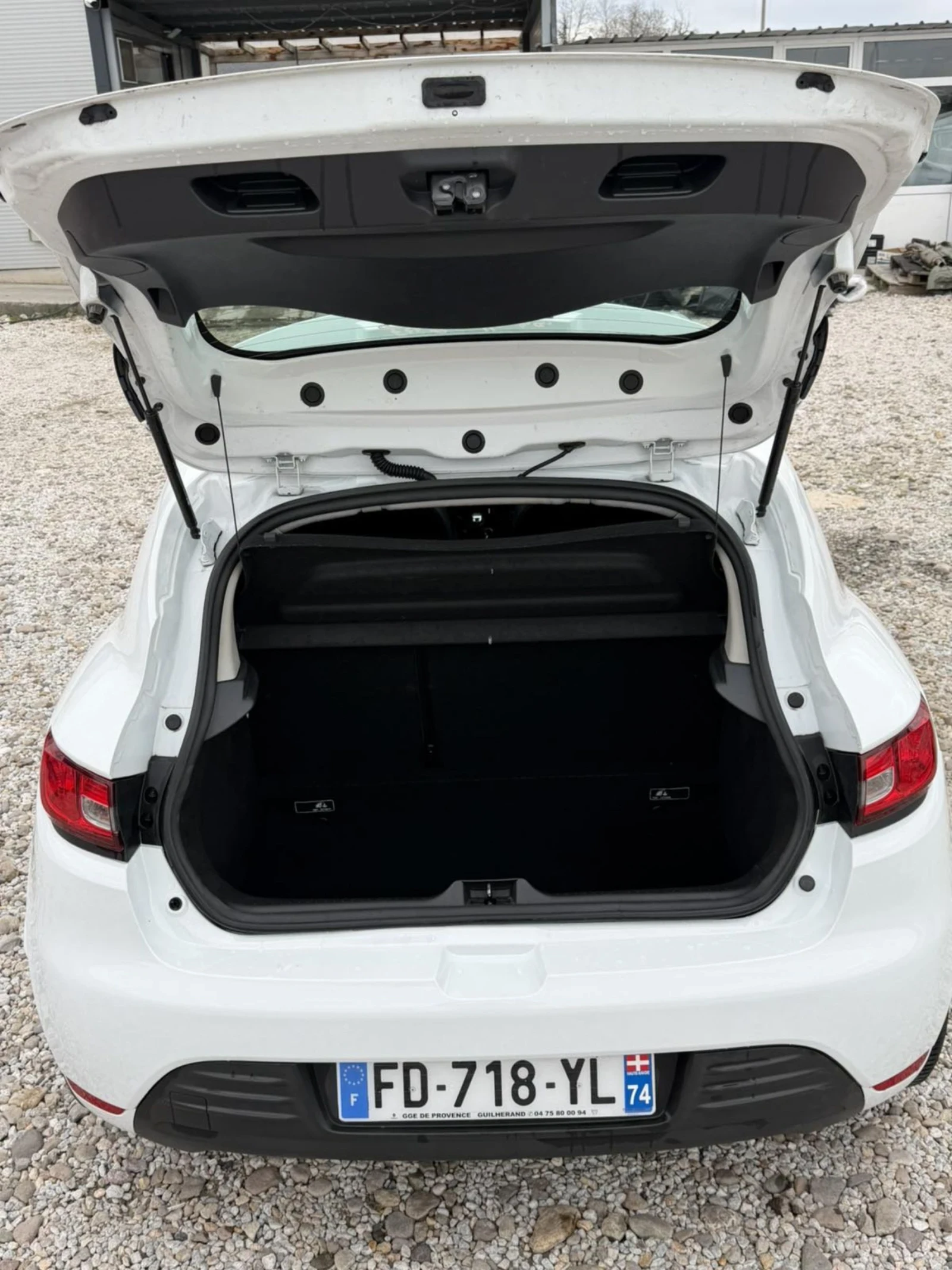 Renault Clio 1.2 i, снимка 11 - Автомобили и джипове - 54088101