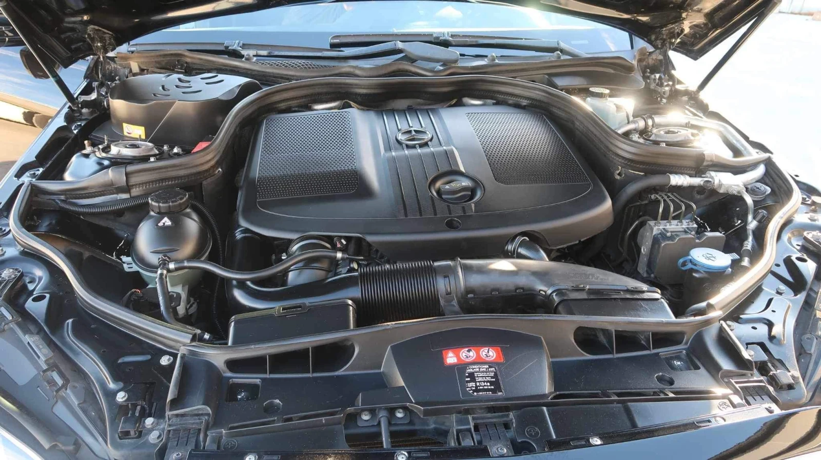 Mercedes-Benz E 200 Mercedes E200 Avangarde !!, снимка 13 - Автомобили и джипове - 55098801