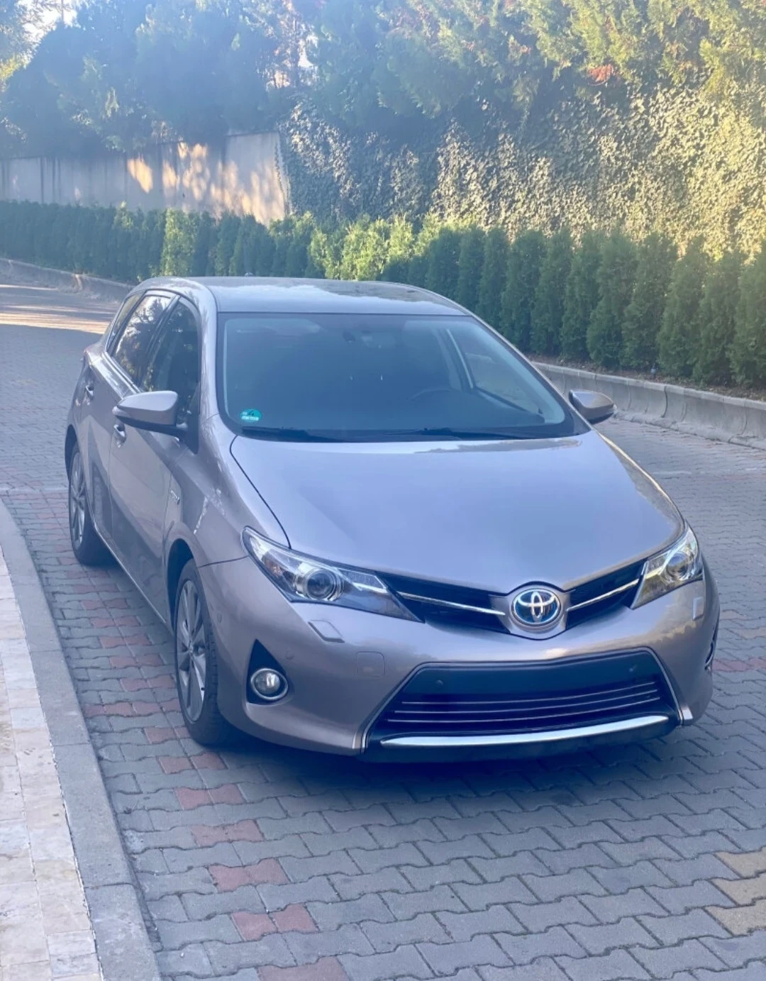 Toyota Auris 1.8 HYBRID с история, втори собственик 