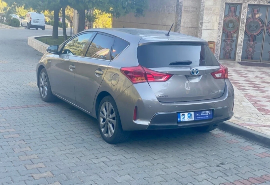 Toyota Auris 1.8 HYBRID с история, втори собственик , снимка 3 - Автомобили и джипове - 55630020