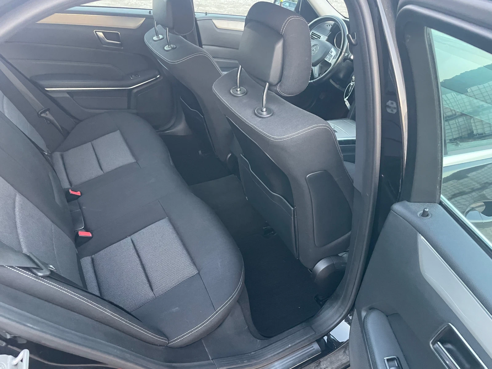 Mercedes-Benz E 200, снимка 12 - Автомобили и джипове - 55902364