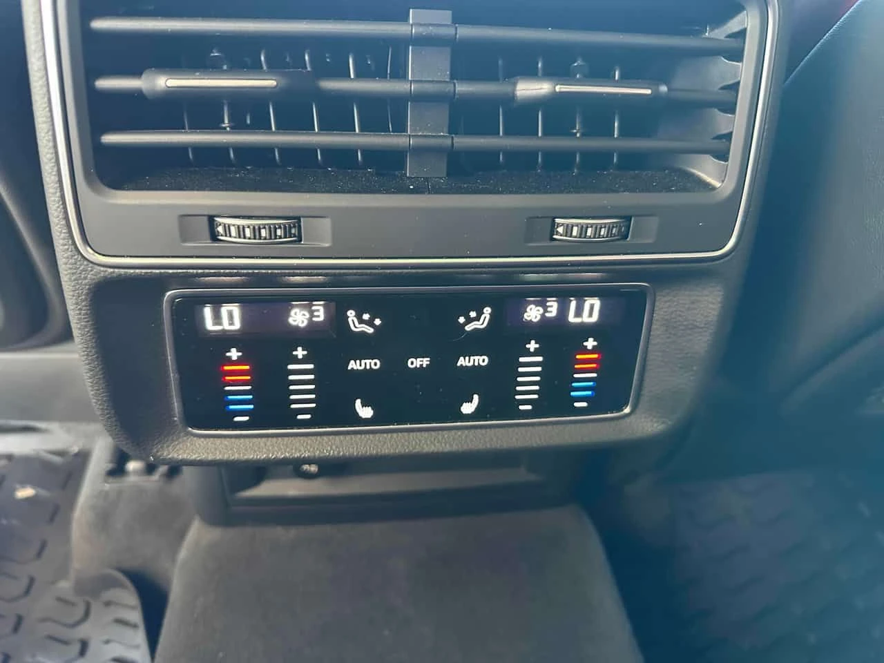 Audi SQ8  4.0 TFSI quattro / ДИСТРОНИК / 360 / ОБДУХВАНЕ , снимка 10 - Автомобили и джипове - 55574317