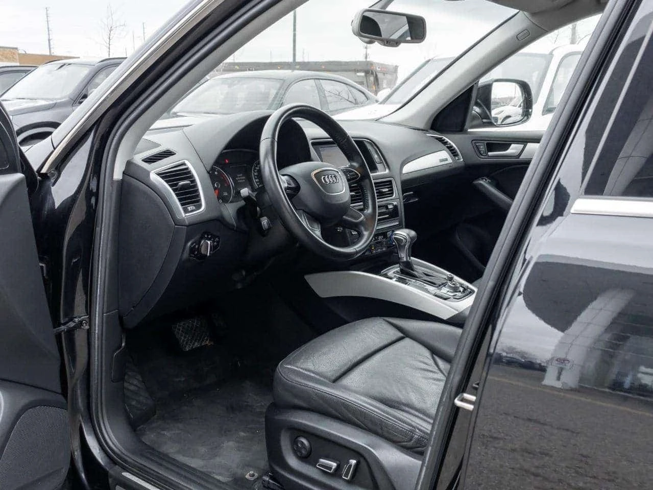 Audi Q5 * 2.0 Progressiv CLEAN CARFAX | POWER WINDOWS | SU, снимка 7 - Автомобили и джипове - 56359788