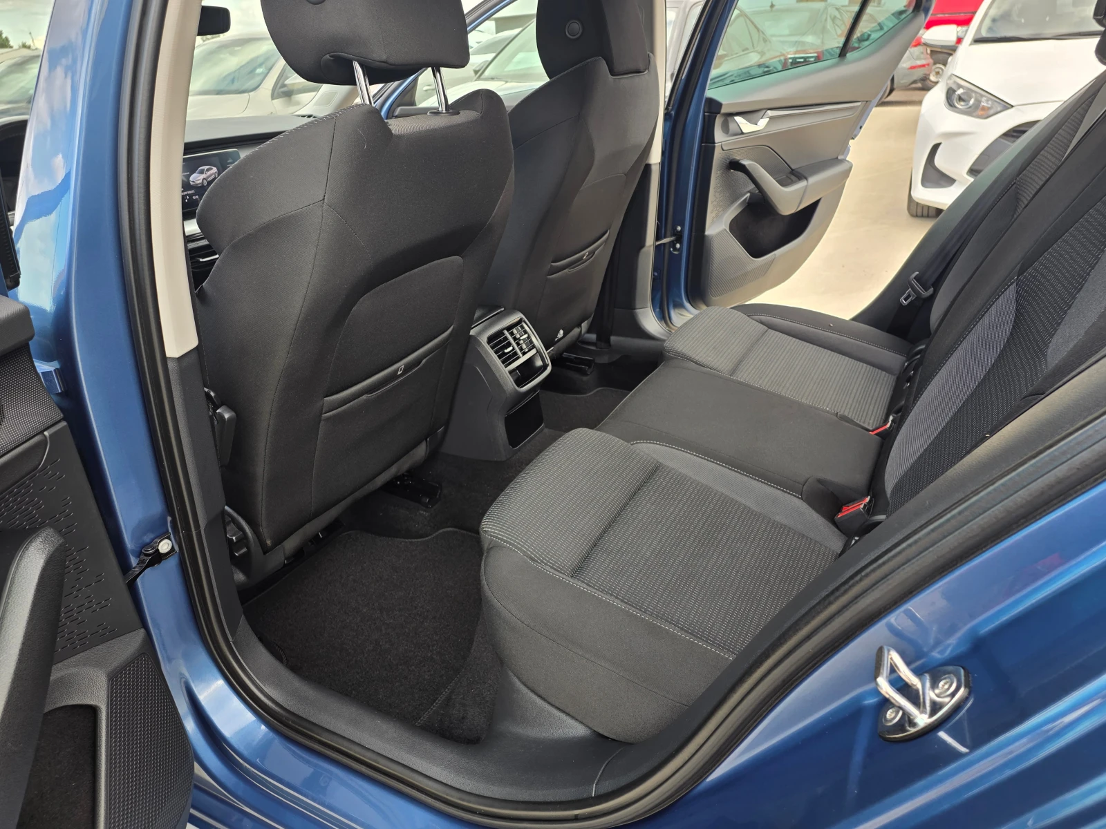 Skoda Octavia С Гаранция 2.0 TDI-М/Т, снимка 12 - Автомобили и джипове - 56315529