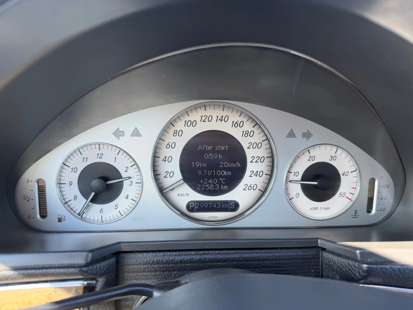Mercedes-Benz E 320, снимка 8 - Автомобили и джипове - 56326404